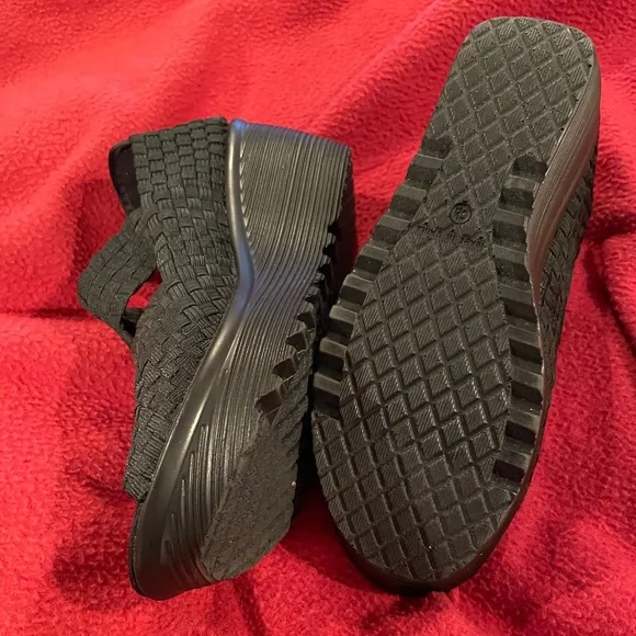 Wt. Mountain Stretchy Platform Sandals - NWOT - 6 1/2 - Picture 4 of 8